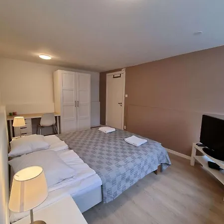 Guest house In House - Spacious Private Room, Queen Bed, Close To Center Stavanger