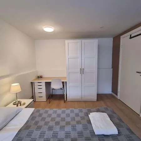 In House - Spacious Private Room, Queen Bed, Close To Center