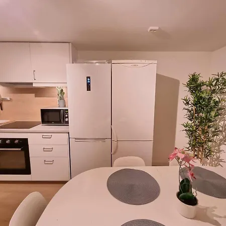 In House - Spacious Private Room, Queen Bed, Close To Center Guest house
