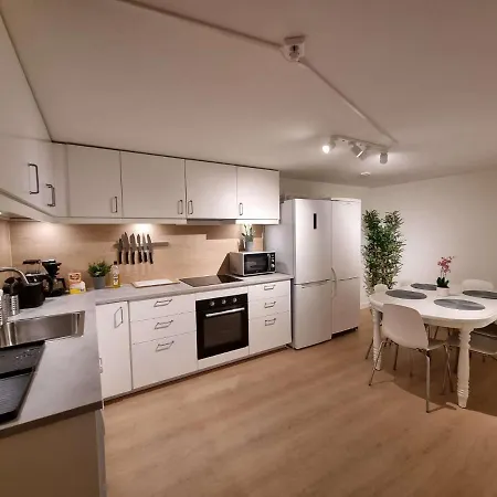 In House - Spacious Private Room, Queen Bed, Close To Center Guest house *