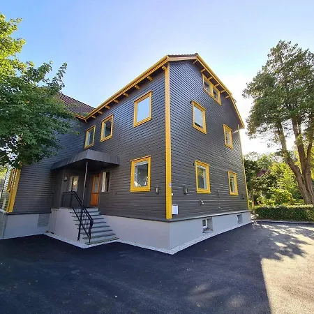 In House - Spacious Private Room, Queen Bed, Close To Center Guest house *