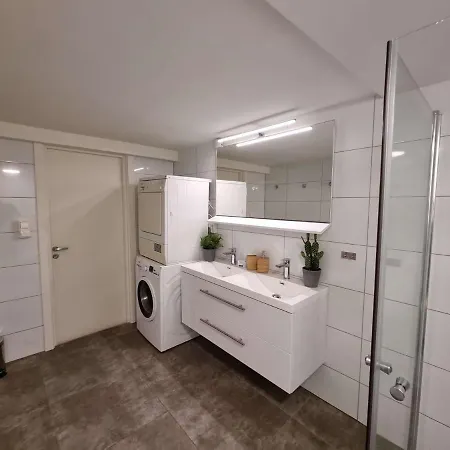 In House - Spacious Private Room, Queen Bed, Close To Center *
