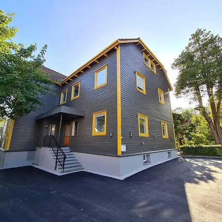 In House - Spacious Private Room, Queen Bed, Close To Center Penzion