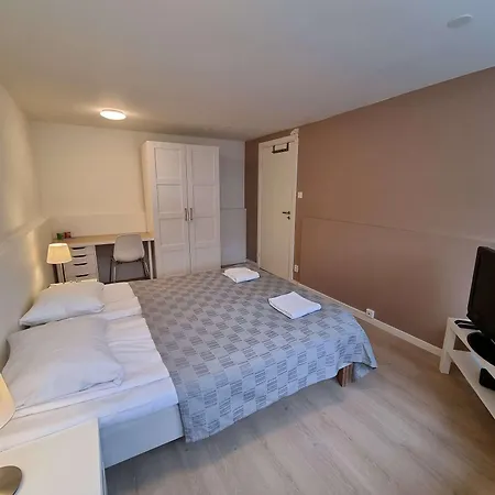 In House - Spacious Private Room, Queen Bed, Close To Center Στάβανγκερ