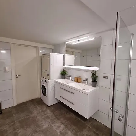 In House - Spacious Private Room, Queen Bed, Close To Center Penzion