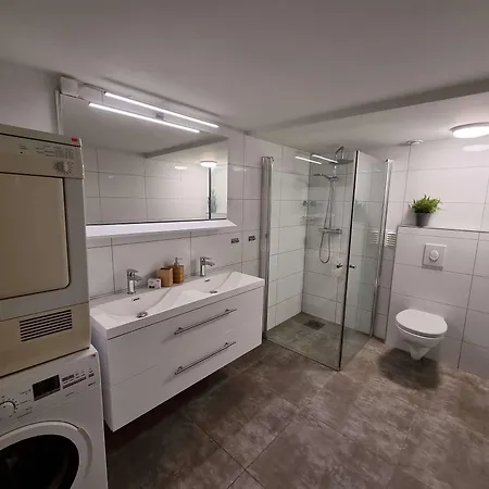 In House - Spacious Private Room, Queen Bed, Close To Center Penzion *