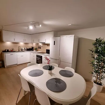 In House - Spacious Private Room, Queen Bed, Close To Center בית הארחה