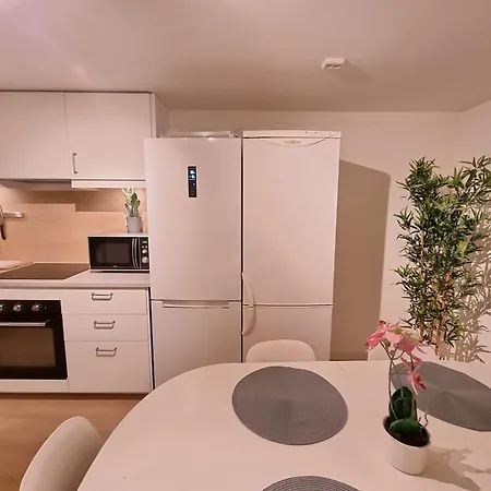 Gasthof In House - Spacious Private Room, Queen Bed, Close To Center
