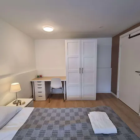 Gasthof In House - Spacious Private Room, Queen Bed, Close To Center Stavanger